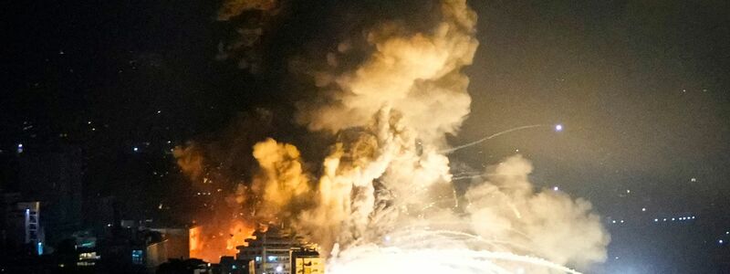 Hunderte Menschen in Beirut fliehen vor den Angriffen ins Stadtzentrum. - Foto: Hassan Ammar/AP/dpa