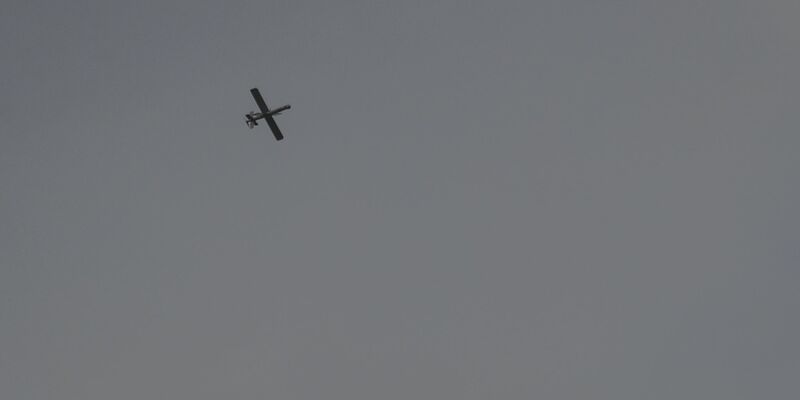 Eine Drohne fliegt am syrischen Himmel. (Archivbild) - Foto: Anas Alkharboutli/dpa
