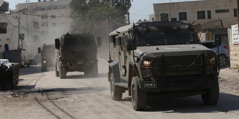 Militärfahrzeuge fahren in der Stadt Dschenin im Westjordanland. (Archivbild) - Foto: Nidal Eshtayeh/XinHua/dpa