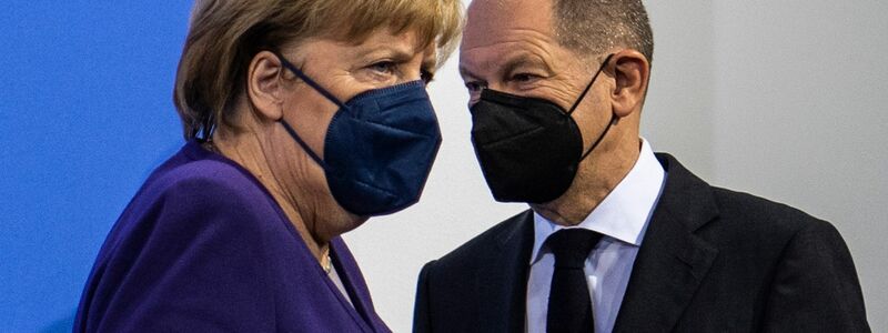 Nach dem Wahlsieg von Olaf Scholz kämpften Angela Merkel und er vorübergehend gemeinsam gegen Corona. - Foto: John Macdougall/AFP-Pool/dpa