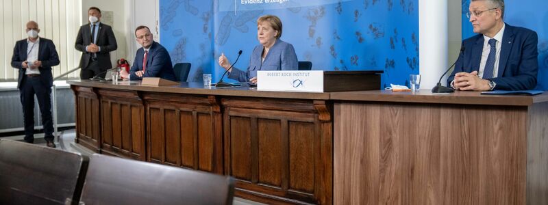 Die damalige Kanzlerin Angela Merkel stützte ihren Anti-Corona-Kurs auch auf den Präsidenten des Robert Koch-Instituts (RKI), Lothar Wieler. - Foto: Michael Kappeler/dpa-pool/dpa