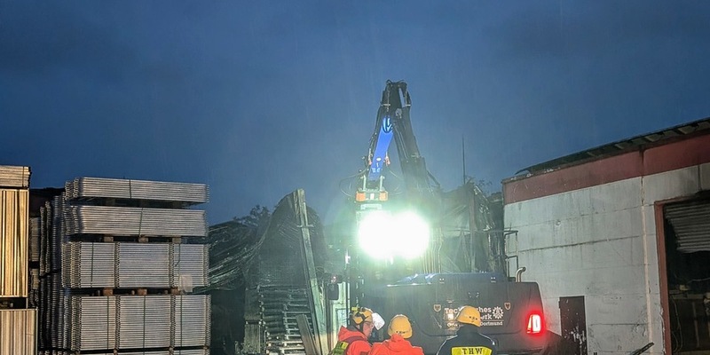 FW Kamen: Lagerhallenbrand in Kamen - Foto: presseportal.de
