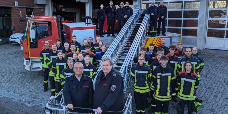 Feuerwehr Kalkar: Ausbildung erfolgreich bestanden - 30 Kameradinnen und Kameraden bestehen den ersten Teil der Grundausbildung - Foto: presseportal.de