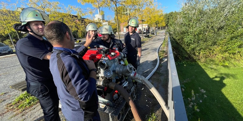 FW Dinslaken: Pumpen-Maschinisten Lehrgang erfolgreich abgeschlossen. - Foto: presseportal.de