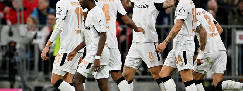 Die Spieler von Bayer Leverkusen bejubeln das 1:0 durch Robert Andrich (Mitte). - Foto: Peter Kneffel/dpa