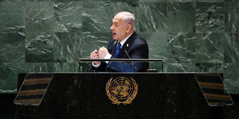 Nach seiner Rückkehr von der UN-Vollversammlung bestätigte Israels Premier Netanjahu, den Befehl für die gezielte Tötung von Hisbollah-Chef Nasrallah erteilt zu haben.  - Foto: Li Rui/XinHua/dpa