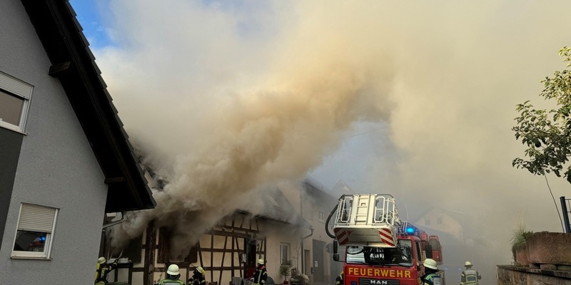 FW-OG: Abschlusslage: Gebäudebrand in Offenburg / Bühl - Starke Rauchentwicklung im Ortskern - Foto: presseportal.de