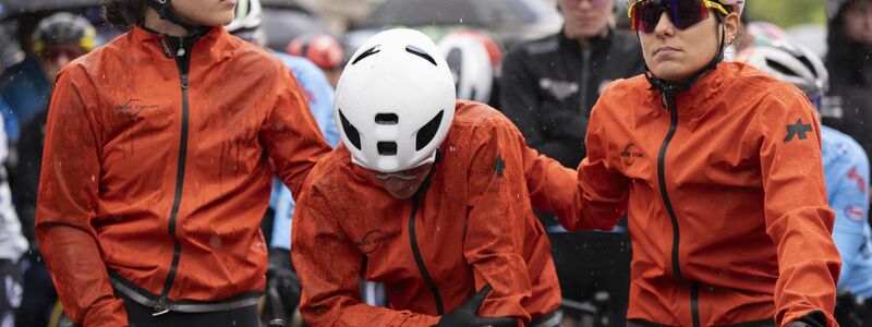 Die Schweizerin Linda Zanetti bricht beim Start in Tränen aus. - Foto: Til Buergy/KEYSTONE/dpa