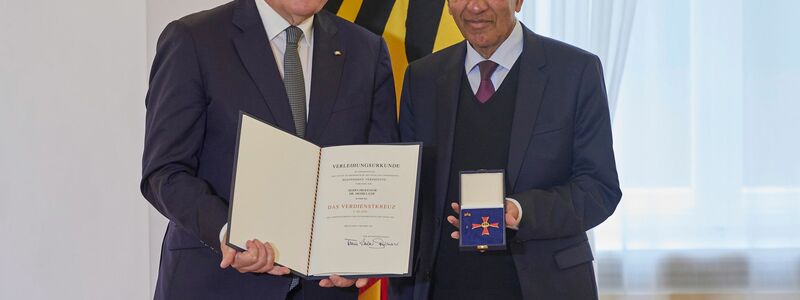 Bundespräsident Frank-Walter Steinmeier verleiht im Oktober 2023  Mojib Latif den Verdienstorden zum Tag der Deutschen Einheit. (Archivbild) - Foto: Joerg Carstensen/dpa