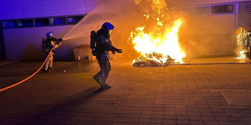 FW Dresden: Brandserie von Müllcontainern in der Südvorstadt & Einsatzübung im Tunnel der BAB 17 - Foto: presseportal.de