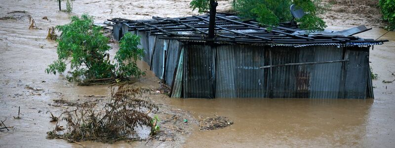 Die Schäden durch den Monsunregen sind oft groß: Ganze Häuser werden weggeschwemmt, es gibt immer wieder Todesopfer. - Foto: Gopen Rai/AP/dpa