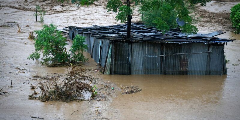 Nach starken Regenfällen in Nepal wälzen sich Schlamm- und Wassermassen durch das Kathmandutal. (Bild Archiv) - Foto: Gopen Rai/AP/dpa
