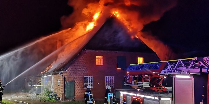 FW-ROW: Großbrand zerstört Bauernhaus in Granstedt - Foto: presseportal.de