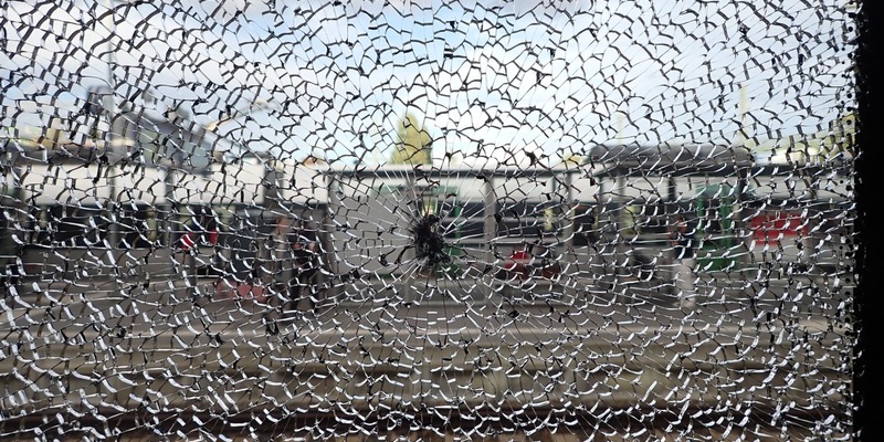 BPOLI MD: Zeugenaufruf: Unbekannte zerstören mittels Stein Scheibe einer Regionalbahn - Foto: presseportal.de