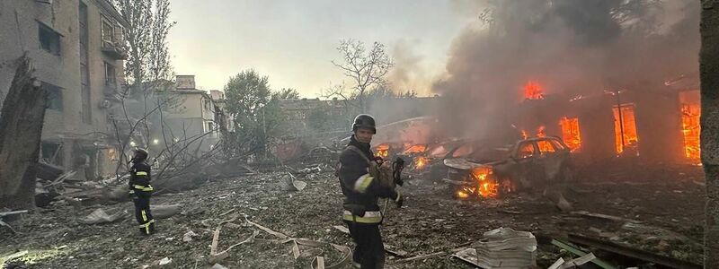 Russland greift weiterhin zivile Ziele in der Ukraine an. - Foto: ---/Ukrainian Emergency Service/AP/dpa