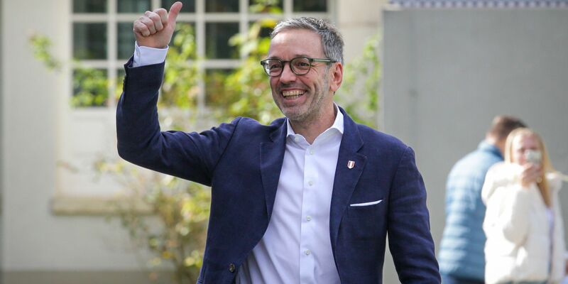 Die FPÖ ist bei den Nationalratswahlen in Österreich laut Hochrechnung die stärkste Kraft geworden.  - Foto: Heinz-Peter Bader/AP/dpa