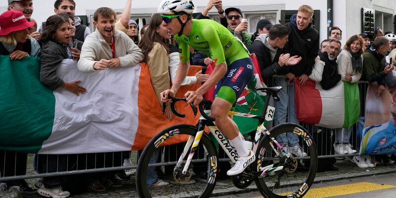 Tadej Pogacar attackiert auf der Zürichbergstraße. - Foto: Peter Dejong/AP/dpa