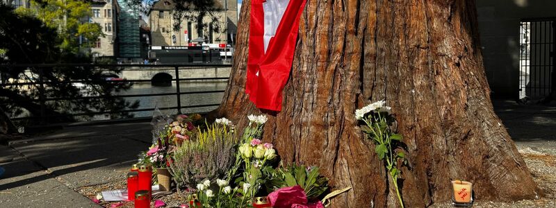 Ort des Innehaltens: Die Gedenkstätte für Muriel Furrer an der Wasserkirche von Zürich. - Foto: Tom Bachmann/dpa