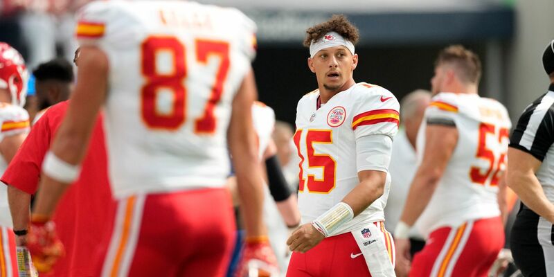 Travis Kelce (l) von den Kansas City Chiefs wird von Denzel Perryman von den Los Angeles Chargers gestoppt. - Foto: Ashley Landis/AP/dpa