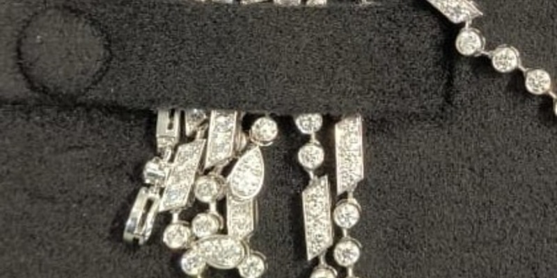 HZA-M: Zoll entdeckt hochwertige Uhr und Schmuck im Wert von rund 650.000 Euro - Foto: presseportal.de