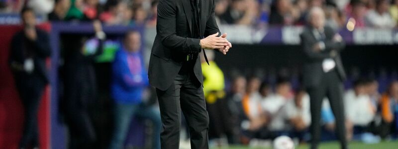 Atléticos Trainer Diego Simeone stichelt gegen seinen ehemaligen Torwart. - Foto: Bernat Armangue/AP