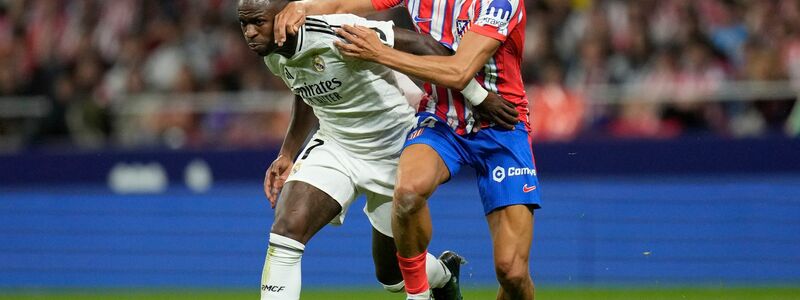 Kämpfen um den Sieg im Stadtderby von Madrid: Reals Vinicius Junior (l) und Atleticos Marcos Llorente. - Foto: Bernat Armangue/AP