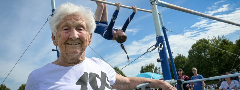 Die 98-jährige Johanna Quaas lebt, was Altersforscher raten: Teilhabe hält jung. (Archivbild) - Foto: Heiko Rebsch/dpa