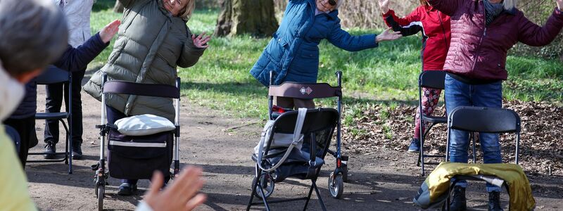 Ein wenig geht immer: Seniorinnen beim Rollator-Yoga im Schlosspark Köthen (Sachsen-Anhalt). (Archivbild) - Foto: Jan Woitas/dpa