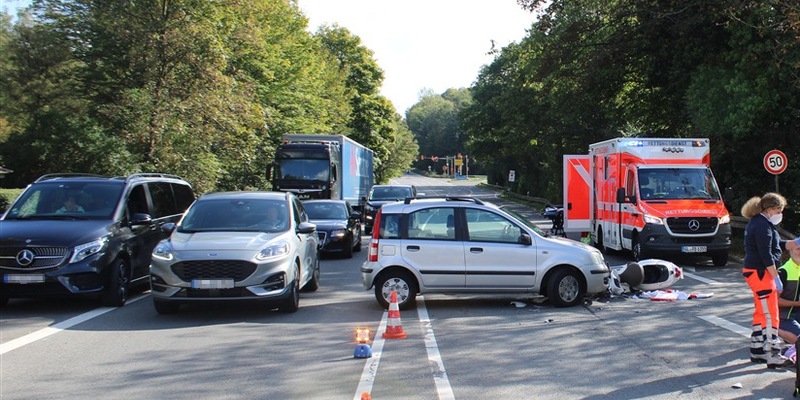 POL-RBK: Bergisch Gladbach - Zusammenstoß zwischen Pkw und Motorroller - Zwei Personen verletzt - Foto: presseportal.de
