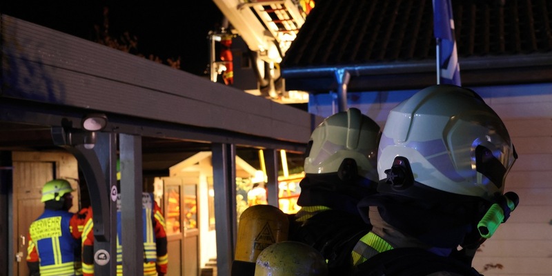 FW-SE: Feuer hinter einer Holzfassade eines Einfamilienhauses in Kaltenkirchen - Foto: presseportal.de