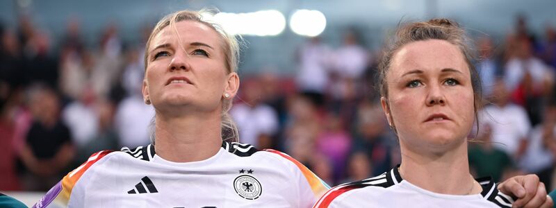 Nach Marina Hegering (r) tritt auch Alexandra Popp aus dem Nationalteam zurück  - Foto: Sebastian Christoph Gollnow/dpa