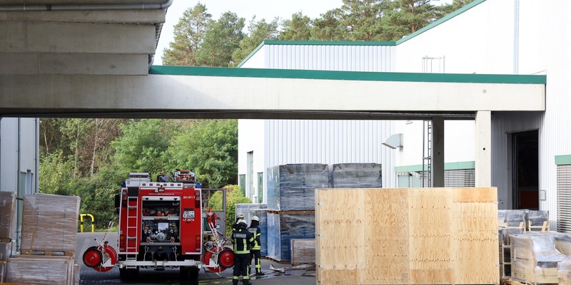 FW Hambühren: Brand in Maschinenbaubetrieb schnell unter Kontrolle / Mitarbeiter reagieren vorbildlich - Foto: presseportal.de
