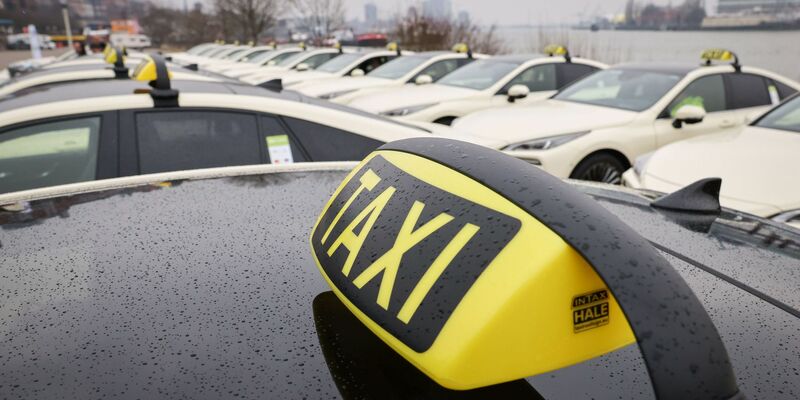FreeNow konzentriert sich auf das Geschäft mit Taxis und erreicht damit die Gewinnzone. - Foto: Christian Charisius/dpa