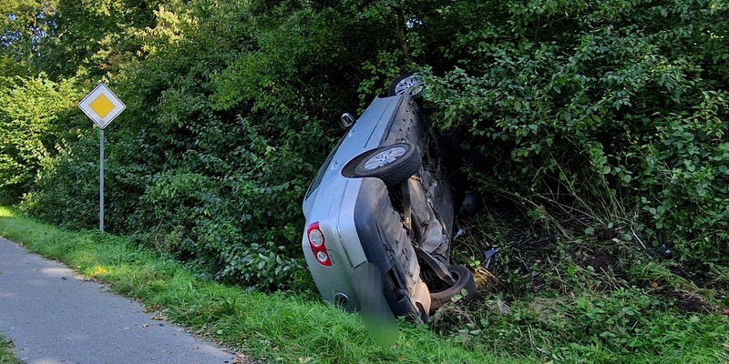 FFW Schiffdorf: Pkw kommt von Straße ab - Fahrzeug bleibt auf der Seite liegen - Foto: presseportal.de