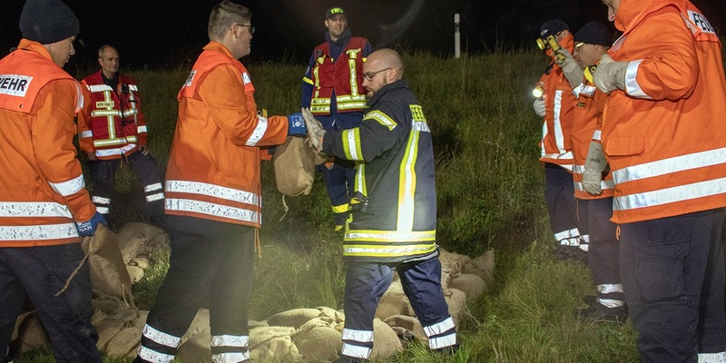 FW Lüchow-Dannenberg: Großübung in Lüchow-Dannenberg - Feuerwehren, DRK und THW üben gemeinsam mehrere Szenarien - Foto: presseportal.de