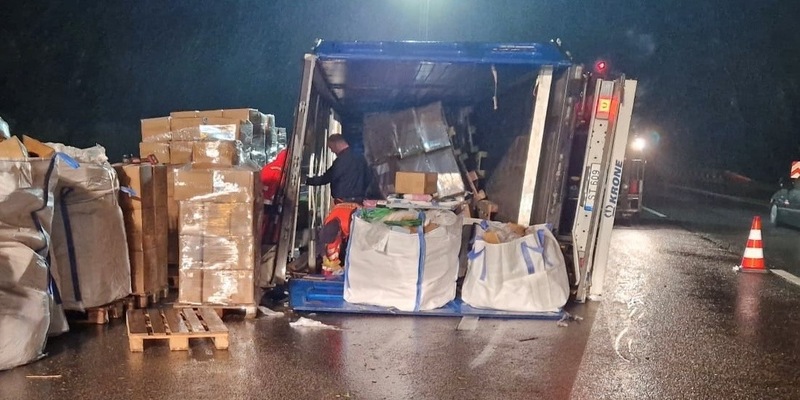 POL-WI: Verkehrsunfall mit umgestürztem Sattelzug und verletztem Fahrer - Foto: presseportal.de