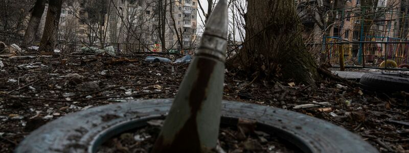 Ukrainische Soldaten auf dem Weg zur Front. (Archivbild) - Foto: Evgeniy Maloletka/AP/dpa