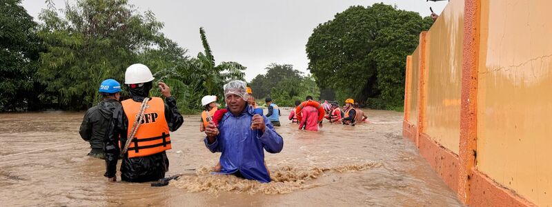 Betroffen ist vor allem der Norden der Philippinen. - Foto: Bernie Dela Cruz/AP/dpa