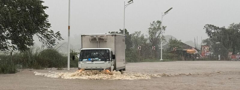 Die Menschen wateten vielerorts durch hüfthohe Wassermassen. - Foto: Bernie Dela Cruz/AP