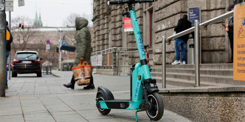 Die türkisfarbenen E-Scooter der Marke Tier erhalten bald einen neuen Anstrich (Archivbild). - Foto: Daniel Löb/dpa
