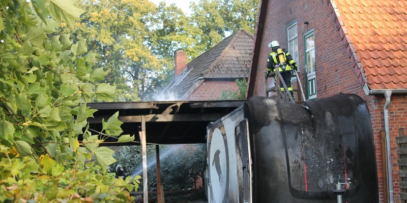 FW-ROW: Brennt Carport - Foto: presseportal.de