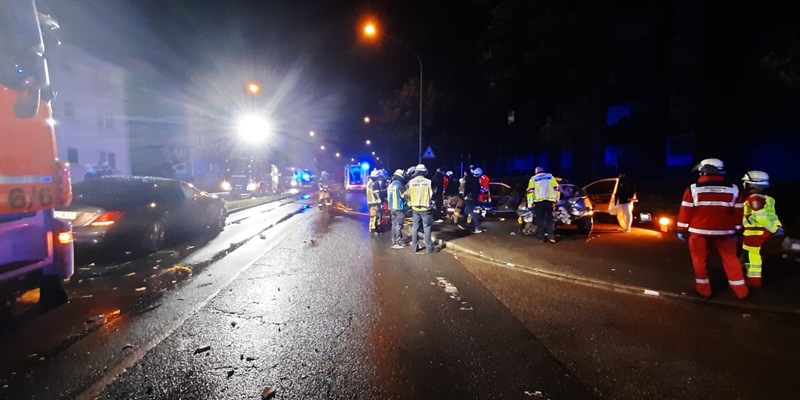 FW-E: Schwerer Verkehrsunfall mit mehreren Verletzten - technische Rettung erforderlich - Foto: presseportal.de