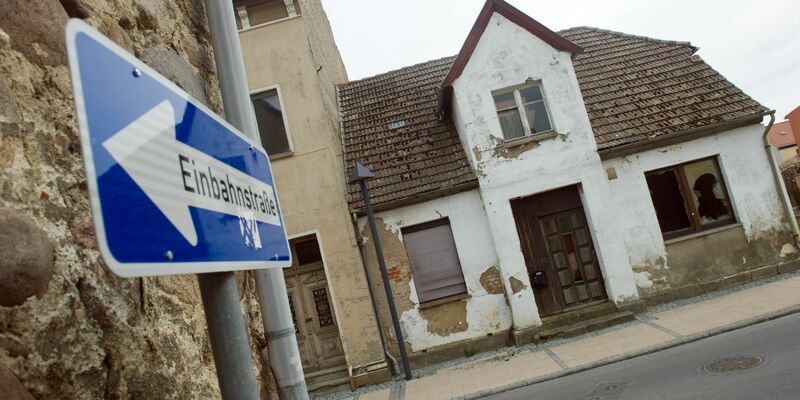 Noch immer wandern junge Menschen aus dem Osten ab - Foto: Stefan Sauer/dpa-Zentralbild/dpa