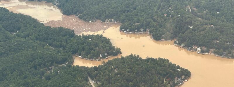 Starkregen und Überschwemmungen haben dafür gesorgt, dass zahlreiche Menschen in ihren Häusern eingeschlossen wurden. - Foto: Gary D. Robertson/AP/dpa