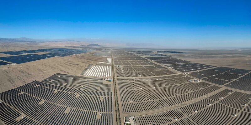 Ein riesiges Solarkraftwerk in der chinesischen Wüstenregion Xinjiang. Nach einer Studie der Unternehmensberatung BCG und des Weltwirtschaftsforums hat China dem Westen die technologische Führung in der Umwelttechnologie abgenommen (Archiv) - Foto: Hu Huhu/Xinhua/dpa