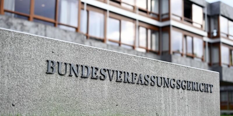 Gerichtspräsident Stephan Harbarth verkündete am Dienstag das Urteil zum BKA-Gesetz. - Foto: Uli Deck/dpa