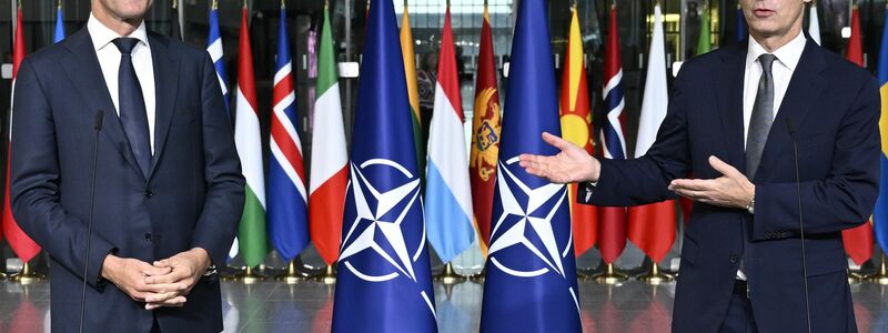 Führungswechsel bei der Nato: Mark Rutte (l) hat das Amt des Nato-Generalsekretärs von Jens Stoltenberg übernommen. (Archivbild) - Foto: Eric Lalmand/Belga/dpa