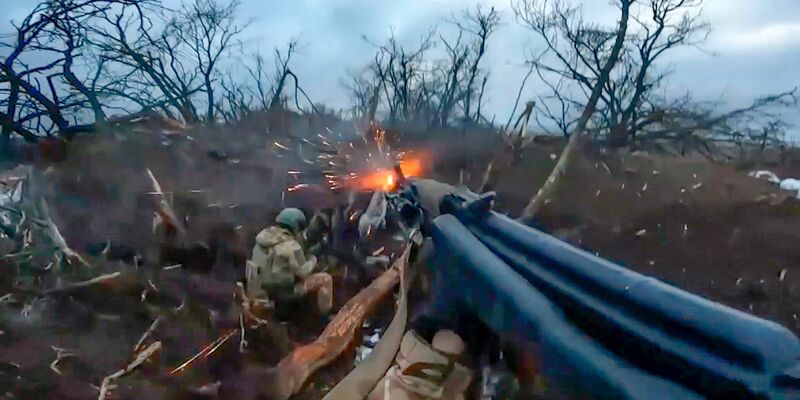 Russische Soldaten haben die Stadt Cherson beschossen. (Archivbild) - Foto: Uncredited/Russian Defense Ministry Press Service/AP/dpa