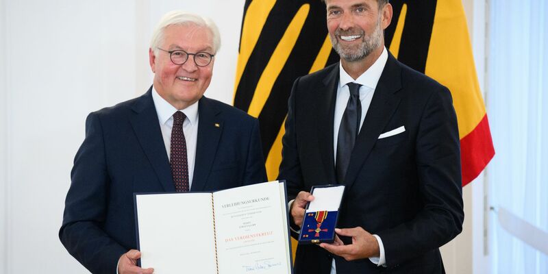 Jürgen Klopp hat den Verdienstorden erhalten und das Thema Bundestrainer ausgeblendet. - Foto: Bernd von Jutrczenka/dpa