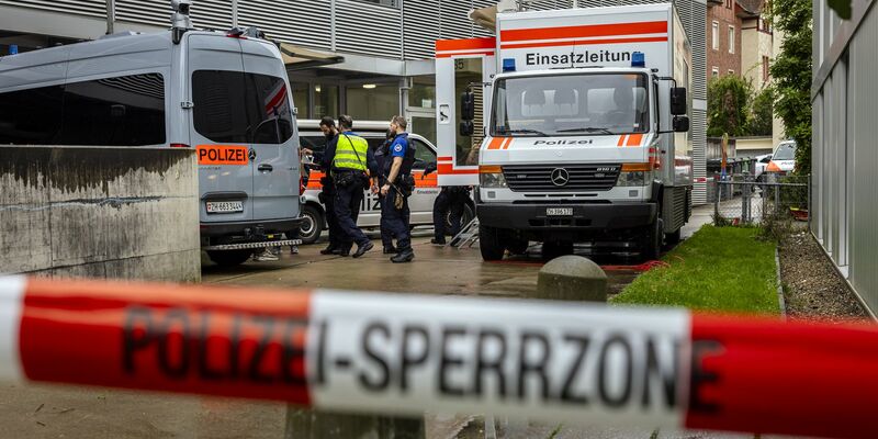 Einsatzkräfte waren vor einem Gebäude, in dem eine Kindertagesstätte sein soll, im Einsatz.  - Foto: Michael Buholzer/KEYSTONE/dpa